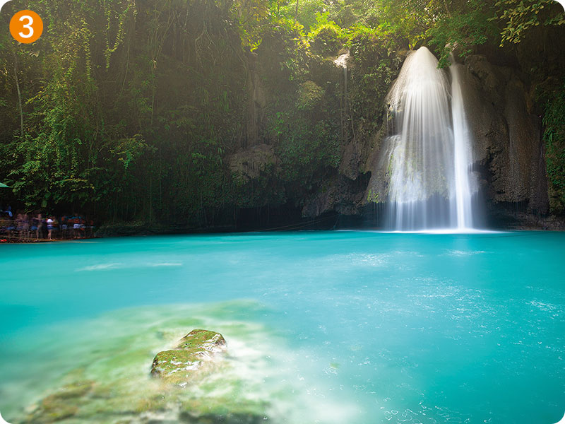 卡哇桑瀑布　具有出色透明度和藍色的瀑布。